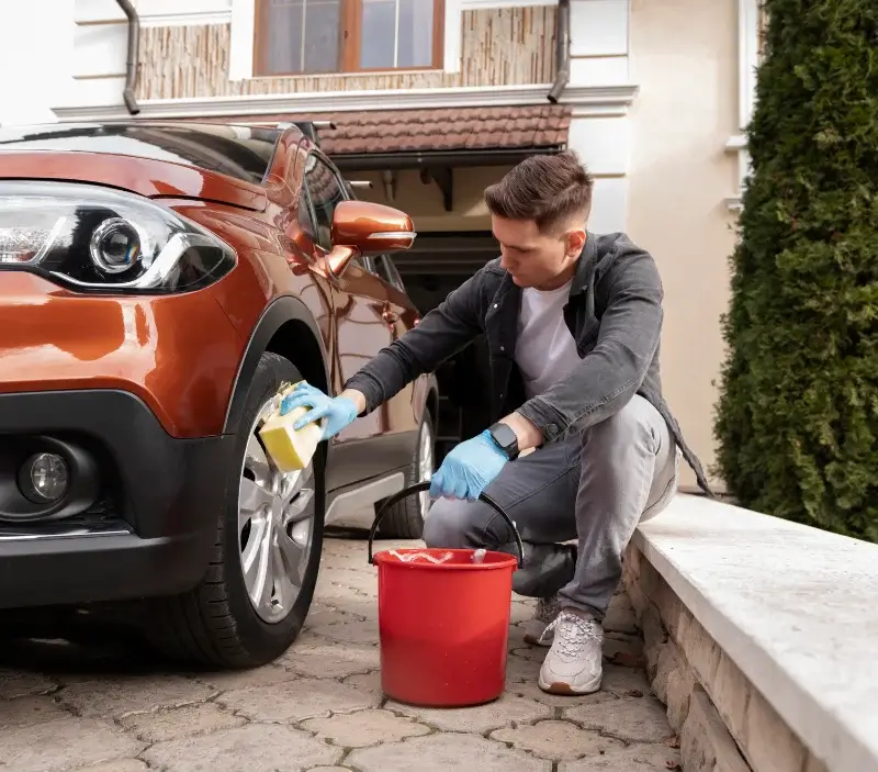 Lavage auto à domicile Rosnay : professionnel intervenant sur un véhicule